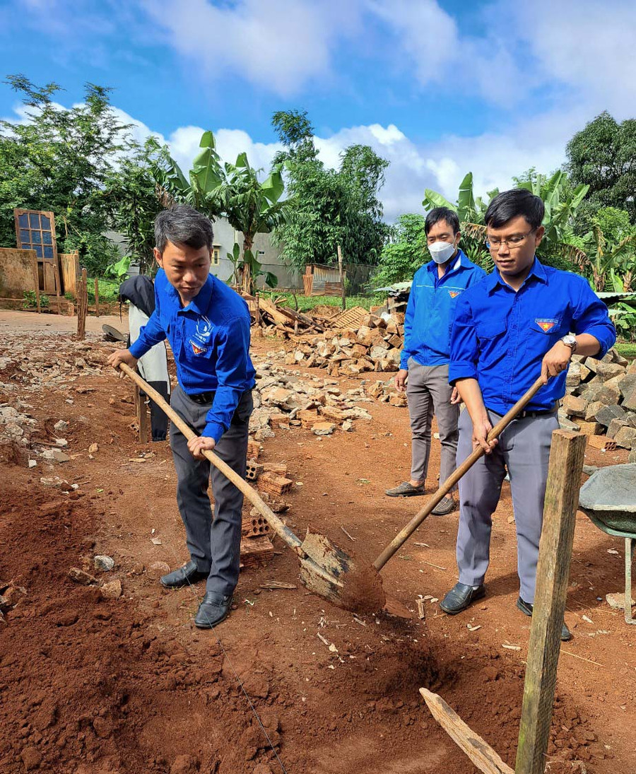 Thành Đoàn TP. Pleiku làm lễ động thổ xây dựng nhà cho em Rah Lan Thak. Ảnh: Hoành Sơn