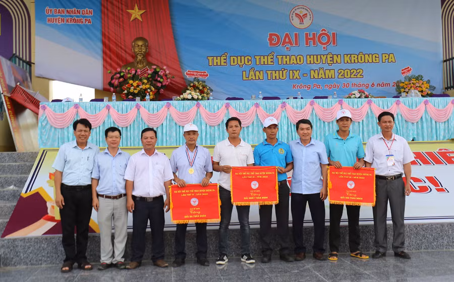 Ban tổ chức trao giải cho các đội giành thứ hạng cao toàn đoàn. Ảnh: Văn Ngọc Ban tổ chức trao giải cho các đội giành thứ hạng cao toàn đoàn. Ảnh: Văn Ngọc