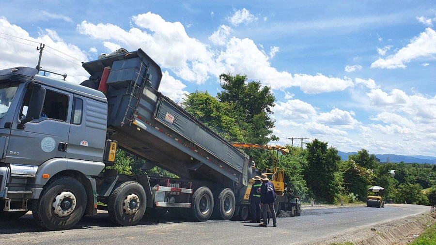 Duy tu bảo trì mặt đường quốc lộ 25. Ảnh: Lê Anh Duy tu bảo trì mặt đường quốc lộ 25. Ảnh: Lê Anh
