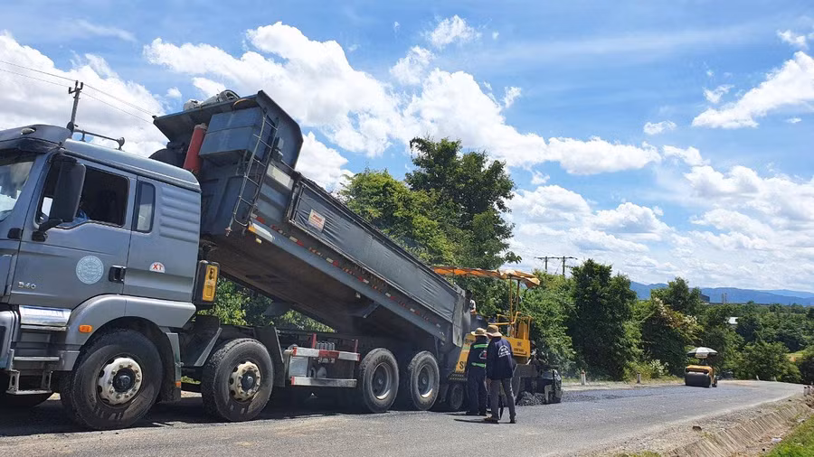 Duy tu bảo trì mặt đường quốc lộ 25. Ảnh: Lê Anh