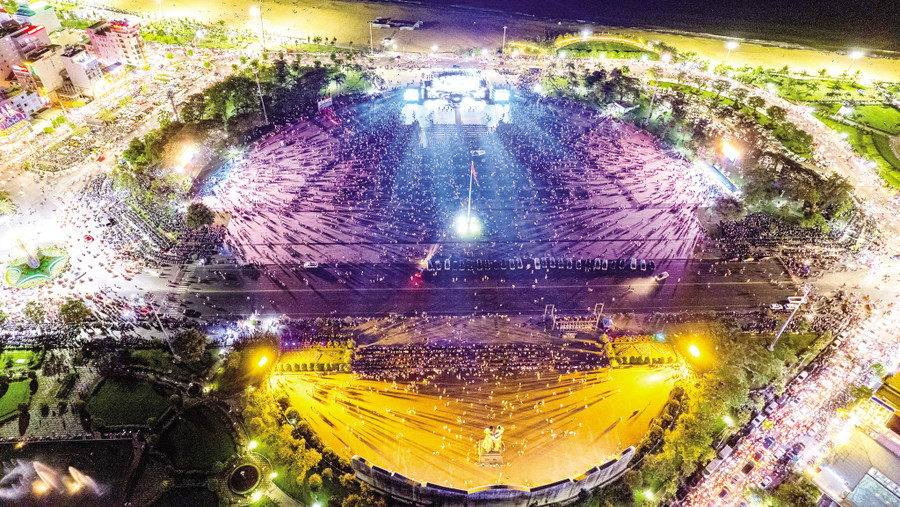 Quảng trường Nguyễn Tất Thành ở TP.Quy Nhơn (Bình Định) đông nghịt du khách vào đêm khai mạc Lễ hội du lịch biển 2022. Ảnh: Dũng Nhân Quảng trường Nguyễn Tất Thành ở TP.Quy Nhơn (Bình Định) đông nghịt du khách vào đêm khai mạc Lễ hội du lịch biển 2022. Ảnh: Dũng Nhân