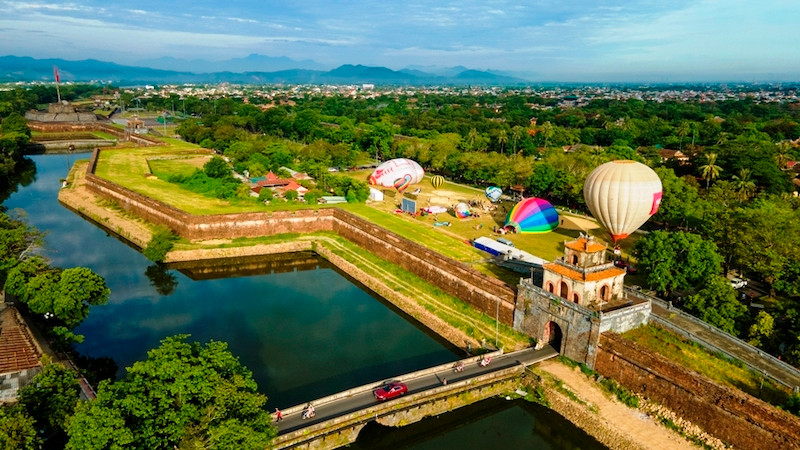 Những khinh khí cầu lớn bay trên Kinh thành Huế.