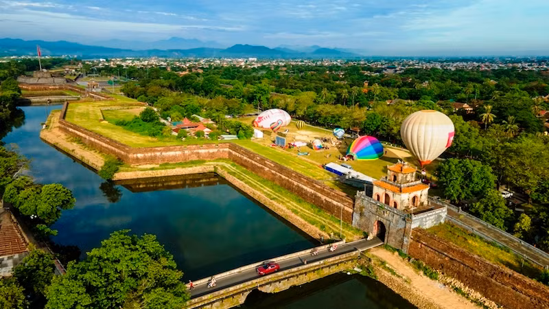 Những khinh khí cầu lớn bay trên Kinh thành Huế. Những khinh khí cầu lớn bay trên Kinh thành Huế.