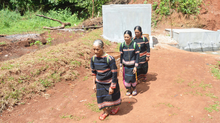 Người dân làng Thung đều phấn khởi khi Đak HMinh được xây sửa. Ảnh: Anh Huy