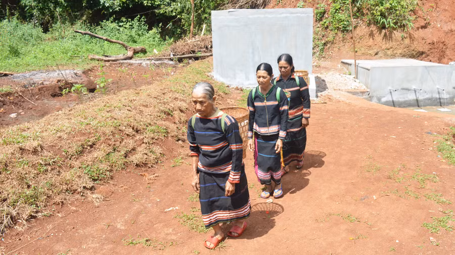 Người dân làng Thung đều phấn khởi khi Đak HMinh được xây sửa. Ảnh: Anh Huy