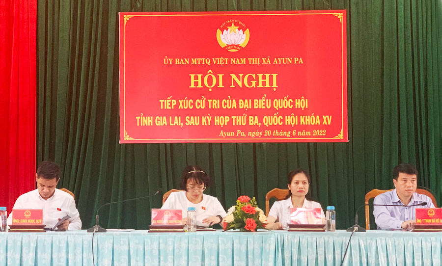 Đoàn đại biểu Quốc hội tỉnh Gia Lai tiếp xúc cử tri tại thị xã Ayun Pa. Ảnh: Vũ Chi