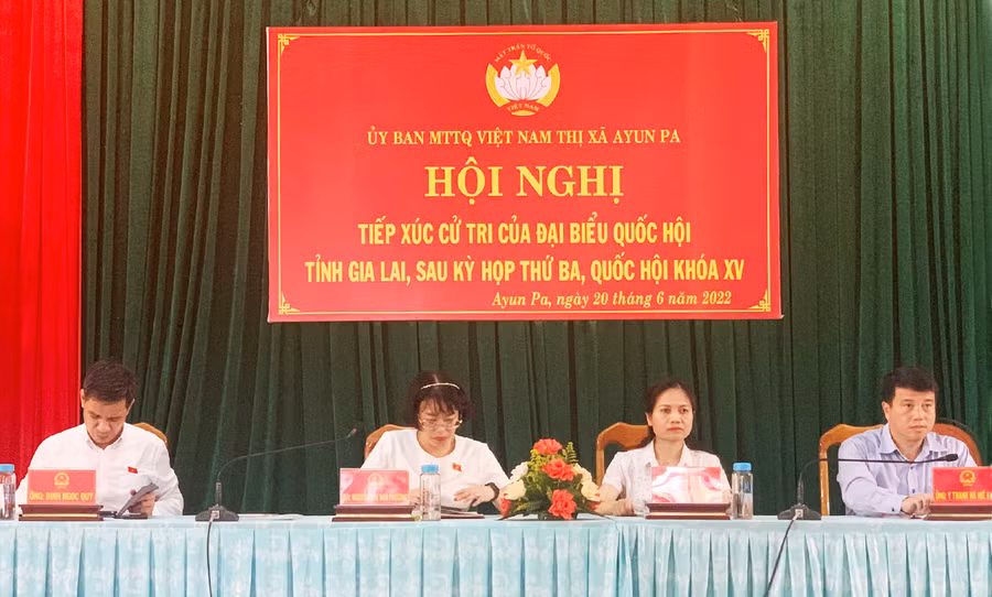 Đại biểu Quốc hội tỉnh Gia Lai tiếp xúc cử tri tại thị xã Ayun Pa. Ảnh: Vũ Chi Đoàn đại biểu Quốc hội tỉnh Gia Lai tiếp xúc cử tri tại thị xã Ayun Pa. Ảnh: Vũ Chi