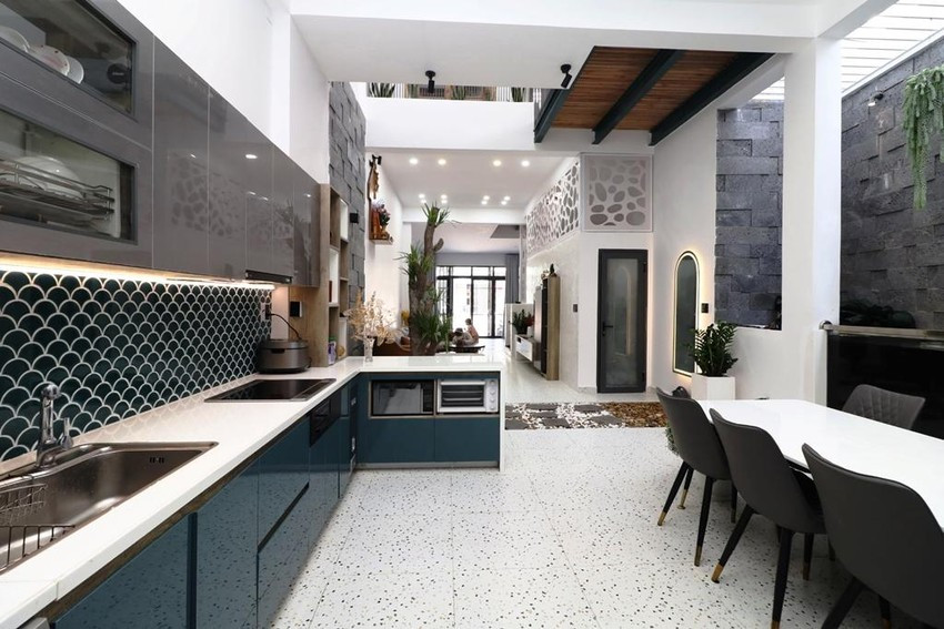 Phòng khách và bếp thiết kế sang trọng ở tầng trệt. Phòng khách và bếp thiết kế sang trọng ở tầng trệt.