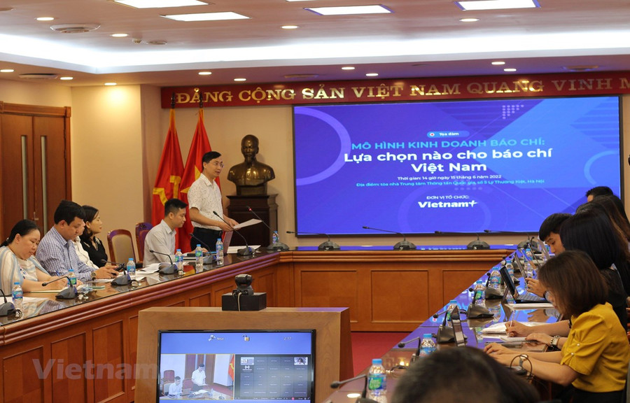 Nhà báo Trần Tiến Duẩn khai mạc tọa đàm. (Ảnh: PV/Vietnam+)
