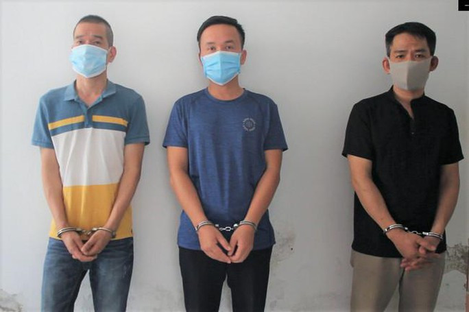 Các đối tượng giả danh cán bộ sở Tài nguyên và Môi trường để lừa đảo chiếm đoạt hơn 15 tỉ đồng - Ảnh: Công an cung cấp Các đối tượng giả danh cán bộ sở Tài nguyên và Môi trường để lừa đảo chiếm đoạt hơn 15 tỉ đồng - Ảnh: Công an cung cấp