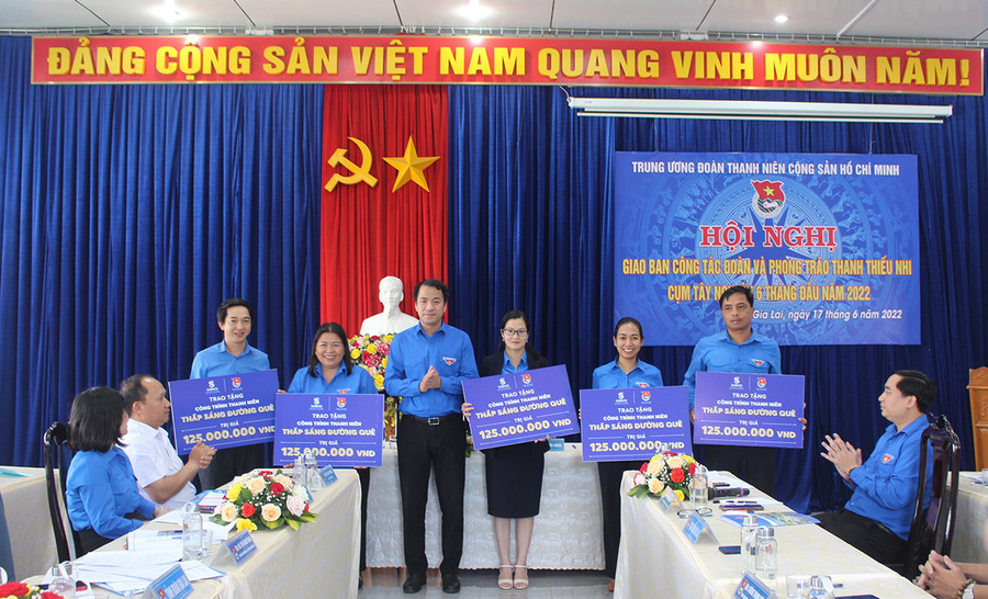 Đồng chí Ngô Văn Cương (thứ 3 từ trái qua)-Bí thư Ban Chấp hành Trung ương Đoàn tặng bảng tượng trưng công trình Thắp sáng đường quê cho các Tỉnh Đoàn. Ảnh: Phan Lài