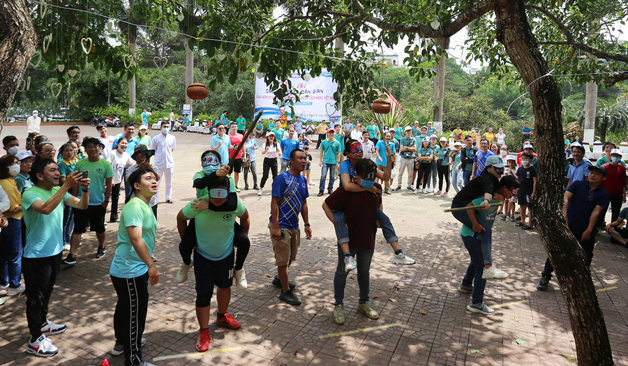 Trò chơi bịt mắt đập niêu yêu cầu sự cảm nhận không gian và phán đoán chính xác từ các vận động viên. Ảnh: Văn Ngọc Trò chơi bịt mắt đập niêu yêu cầu sự cảm nhận không gian và phán đoán chính xác từ các vận động viên. Ảnh: Văn Ngọc