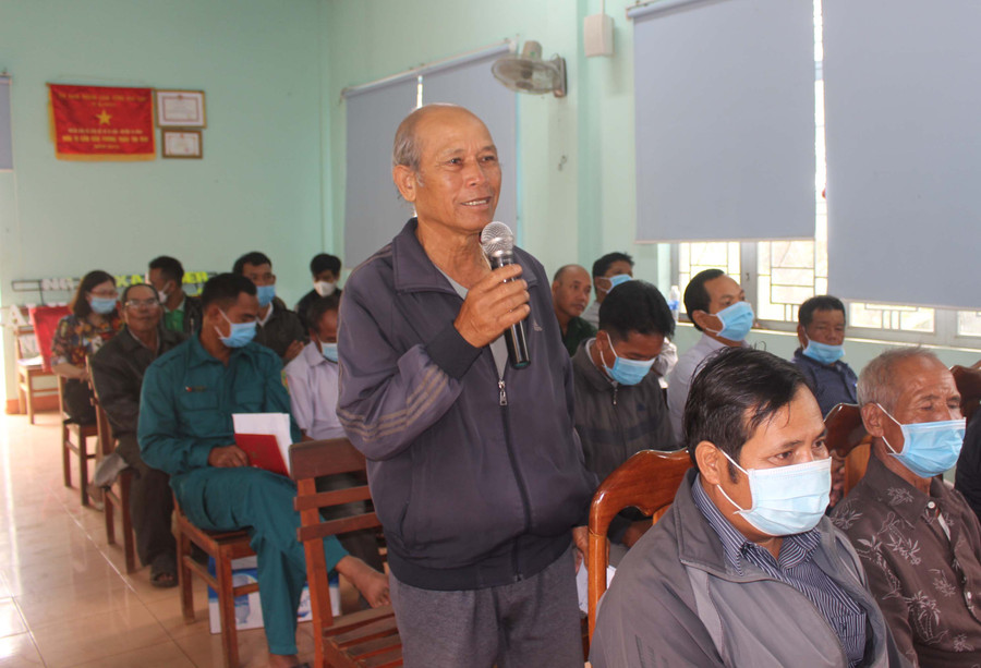 Ông Ksor Hyao-cử tri xã Ia Dêr kiến nghị tại buổi tiếp xúc. Ảnh: Phan Lài