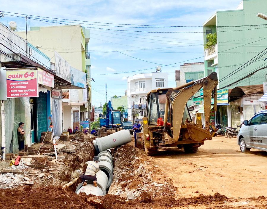 Thi công đường Nguyễn Đình Chiểu (TP. Pleiku). Ảnh: Hà Duy  Thi công đường Nguyễn Đình Chiểu (TP. Pleiku). Ảnh: Hà Duy