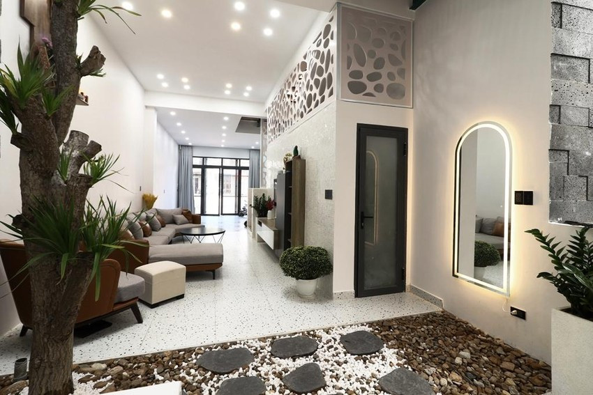 Kết nối giữa phòng khách và bếp là khoảng sân vườn nhỏ giữa nhà. Kết nối giữa phòng khách và bếp là khoảng sân vườn nhỏ giữa nhà.