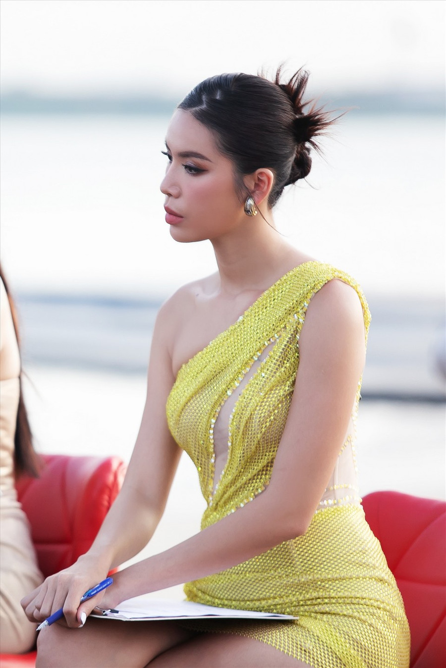 Bí quyết giúp Minh Tú luôn có được năng lượng tốt nhất cho những buổi ghi hình đó chính là việc uống nhiều nước và luôn bổ sung năng lượng trong những bữa ăn phụ. Cô cũng tranh thủ chợp mắt trong thời gian chờ chuẩn bị cho những cảnh quay tiếp theo.