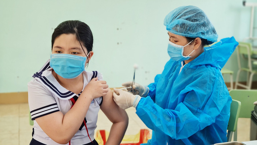  Việc tiêm các mũi nhắc lại (mũi 3, mũi 4) vắc xin phòng Covid-19 là cần thiết nhằm bảo vệ người đi tiêm không bị mắc bệnh. Ảnh: Bá Bính