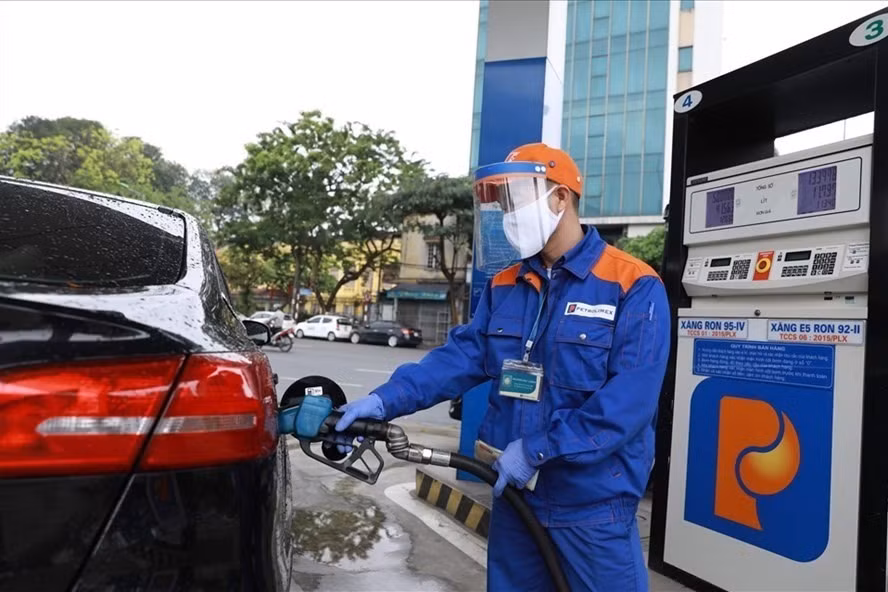 Giá xăng tăng cao trong thời gian qua do thiếu hụt nguồn cung. Ảnh minh hoạ: Hải Nguyễn