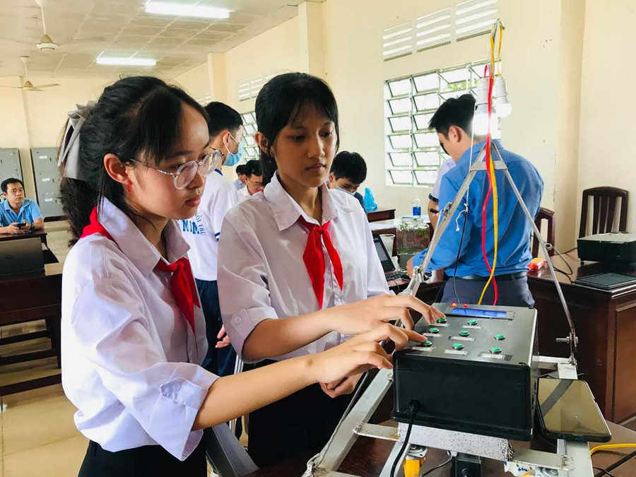 Thiết bị úm heo con theo thời gian của 2 học sinh Trường THCS Võ Thị Sáu (H.Châu Thành A, Hậu Giang). Ảnh: Thanh Duy
