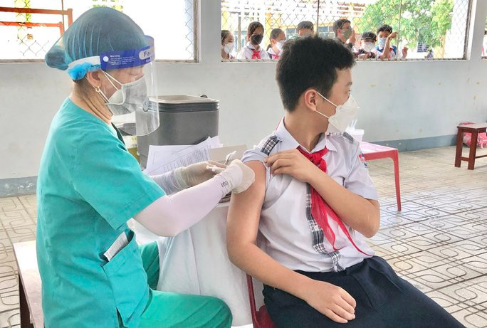  Tiêm vắc-xin Covid-19 cho học sinh ở Quảng Ngãi. Ảnh: T.Trực
