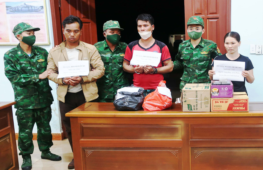 Lực lượng BĐBP bắt giữ các đối tượng mua bán, tàng trữ trái phép vật liệu nổ. Ảnh: Vĩnh Hoàng