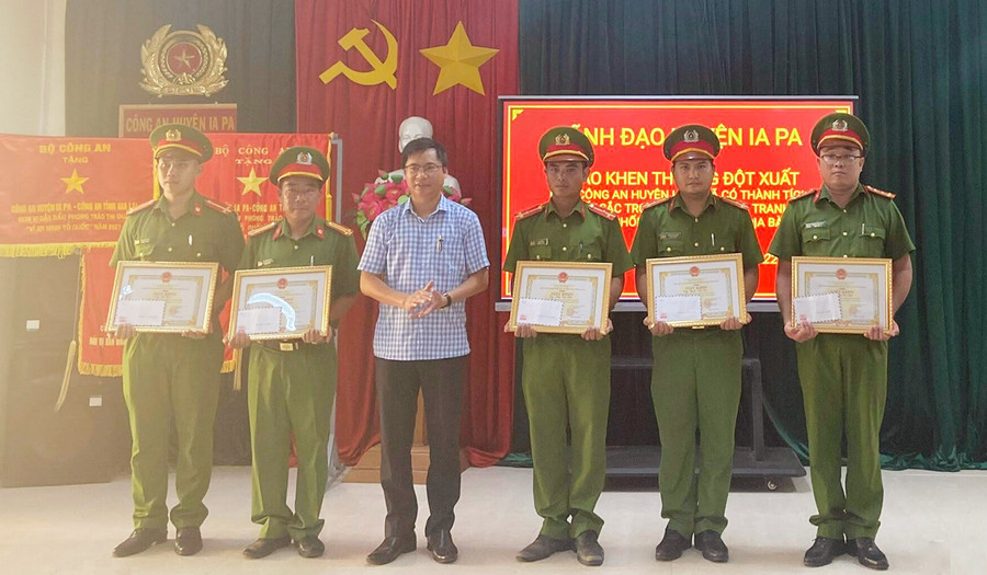 Chủ tịch UBND huyện Ia Pa Huỳnh Văn Trường trao giấy khen cho các cá nhân có thành tích xuất sắc. Ảnh: Trần Hữu Ông Huỳnh Văn Trường-Phó Bí thư Huyện ủy, Chủ tịch UBND huyện Ia Pa trao giấy khen cho các cá nhân có thành tích xuất sắc. Ảnh: Trần Hữu