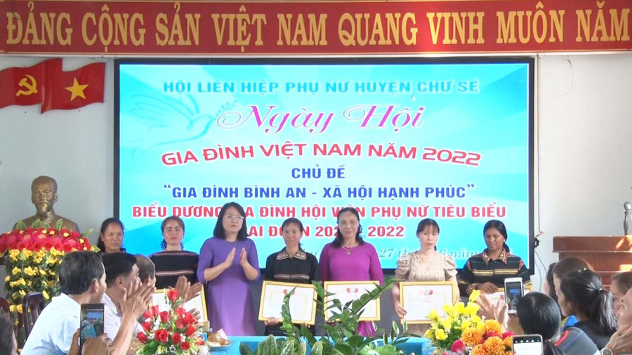 Khen thưởng cho các gia đình tiêu biểu. Ảnh: Mỹ Đức