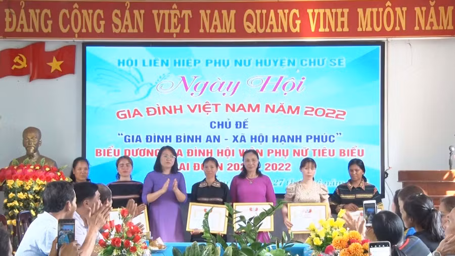 Khen thưởng cho các gia đình tiêu biểu. Ảnh: Mỹ Đức