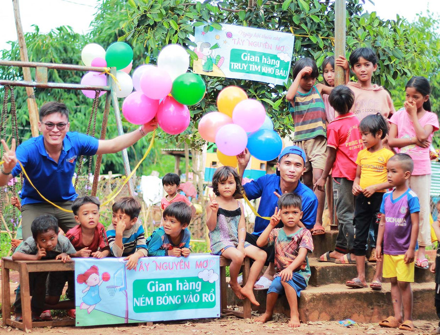 Thiếu nhi xã Ia Hlốp (huyện Chư Sê) háo hức với trò chơi do nhóm tình nguyện Xanh màu tuổi trẻ (TP. Hồ Chí Minh) tổ chức. Ảnh: Thủy Bình