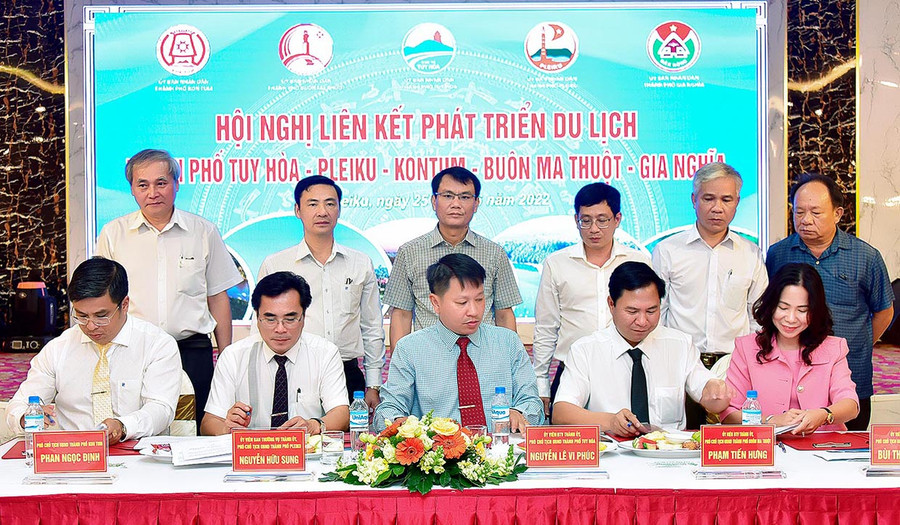 Đại diện lãnh đạo UBND 5 thành phố ký kết biên bản hợp tác phát triển du lịch. Ảnh: Đức Thụy