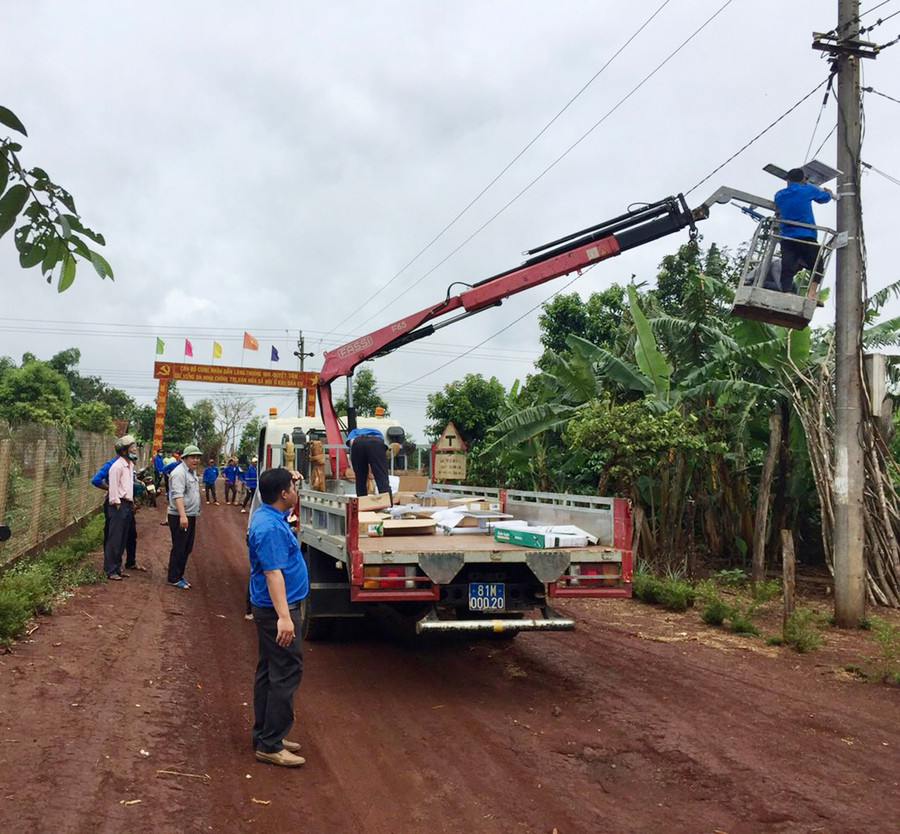  Đoàn viên, thanh niên huyện Chư Sê lắp đặt bóng đèn ở tuyến đường “Thắp sáng đường quê” tại làng Thoong Nha, xã Bờ Ngoong. Ảnh: Phan Lài