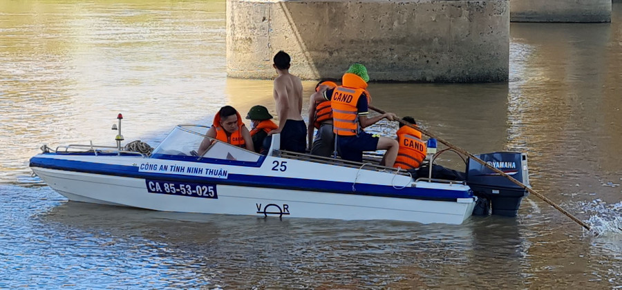 Lực lượng tìm kiếm cứu nạn tìm cô gái nhảy xuống sông Dinh. Ảnh: Thiện Nhân Lực lượng tìm kiếm cứu nạn tìm cô gái nhảy xuống sông Dinh. Ảnh: Thiện Nhân