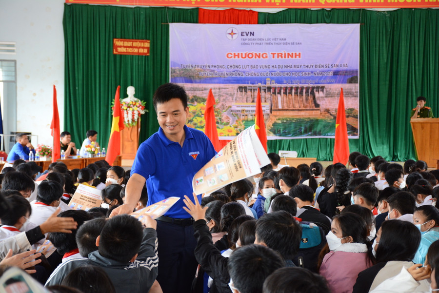 Đại diện Công ty phát triển thủy điện Sê San phát tờ rơi tuyên truyền về công tác phòng-chống đuối nước cho các em học sinh Trường THCS Chu Văn An (xã Ia O, huyện Ia Grai). Ảnh: Minh Nguyễn