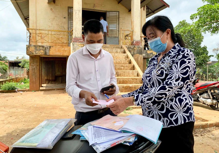 Ông Y Nglưn-Trưởng thôn Nhă Prong (phường Thắng Lợi, TP. Pleiku) đã quyết định tham gia đóng BHXH tự nguyện sau khi dự hội nghị tư vấn, đối thoại chính sách BHXH tự nguyện, BHYT hộ gia đình. Ảnh: Như Nguyện