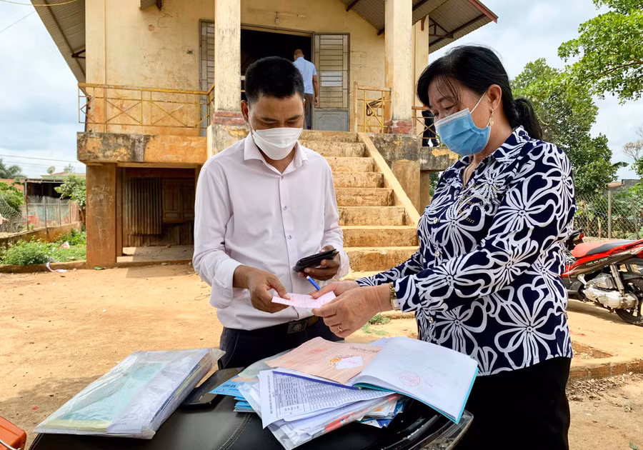 Ông Y Nglưn-Trưởng thôn Nhă Prong (phường Thắng Lợi, TP. Pleiku) đã quyết định tham gia đóng BHXH tự nguyện sau khi dự hội nghị tư vấn, đối thoại chính sách BHXH tự nguyện, BHYT hộ gia đình. Ảnh: Như Nguyện