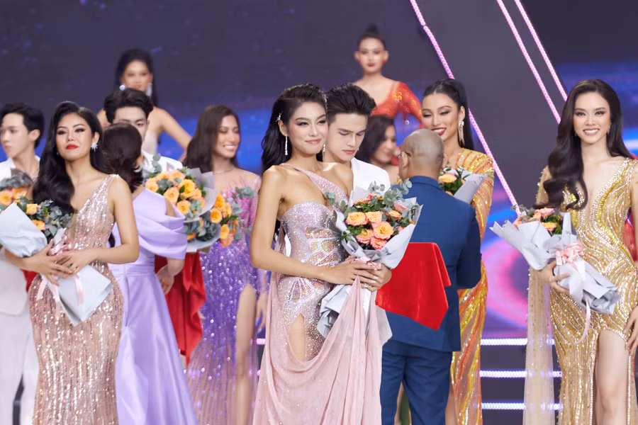 Việc Thảo Nhi Lê thắng giải Best English Skill không khiến người hâm mộ bất ngờ bởi trước đó, cô từng có thời gian dài sinh sống ở nước ngoài. Là gương mặt mới tại cuộc thi song người đẹp sinh năm 1994 có màn thể hiện ấn tượng nhờ quá trình tập luyện không ngừng. Cô sở hữu body bốc lửa với số đo 83-60,5-92. Ảnh: BTC