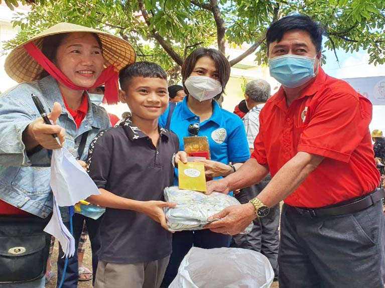 Tặng quà cho các hộ nghèo, đồng bào DTTS khó khăn xã Ia Ake, huyện Phú Thiện, tỉnh Gia Lai. Ảnh: Hồng Ngọc