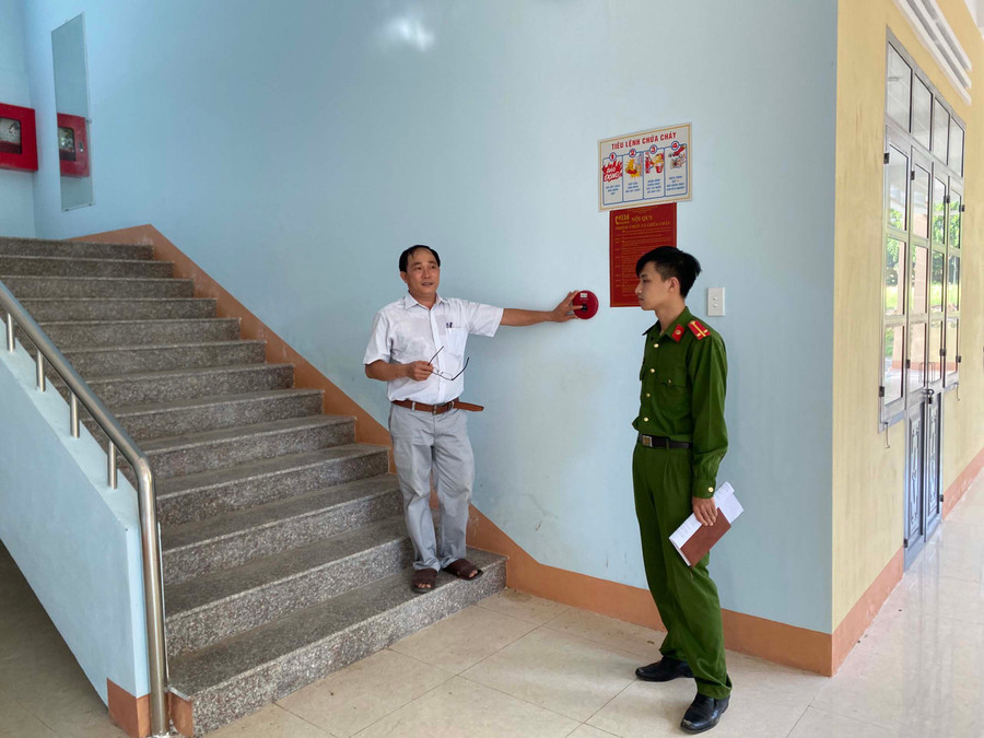 Lực lượng Cảnh sát PCCC và CNCH kiểm tra tại điểm thi Trường THPT Lý Thường Kiệt (thị xã Ayun Pa). Ảnh: Văn Tây