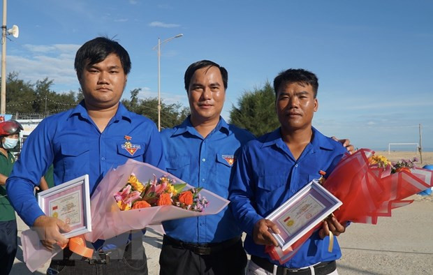 Trần Vĩnh Thu và Trần Văn Bin, đoàn viên Chi Đoàn thôn Cự Lại Đông, huyện Phú Vang, tỉnh Thừa Thiên-Huế đã được tặng Huy hiệu Tuổi trẻ dũng cảm. (Ảnh: TTXVN phát)  Trần Vĩnh Thu và Trần Văn Bin, đoàn viên Chi Đoàn thôn Cự Lại Đông, huyện Phú Vang, tỉnh Thừa Thiên-Huế đã được tặng Huy hiệu Tuổi trẻ dũng cảm. (Ảnh: TTXVN phát)