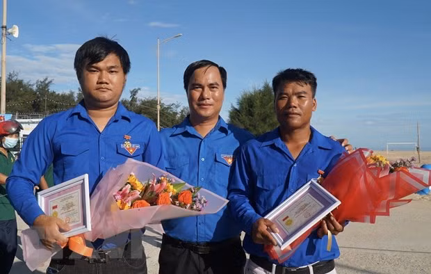  Trần Vĩnh Thu và Trần Văn Bin, đoàn viên Chi Đoàn thôn Cự Lại Đông, huyện Phú Vang, tỉnh Thừa Thiên-Huế đã được tặng Huy hiệu Tuổi trẻ dũng cảm. (Ảnh: TTXVN phát)