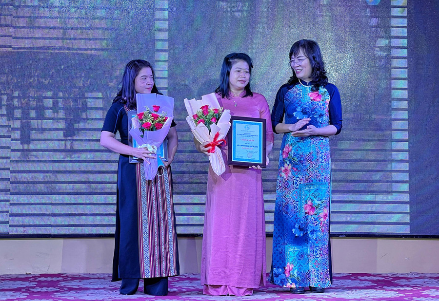 Bà Trương Thị Thu Thủy-Trưởng Ban Gia đình-Xã hội, Trung ương Hội LHPN Việt Nam trao giải nhất hội thi dân vũ cho 2 đơn vị. Ảnh: Minh Châu