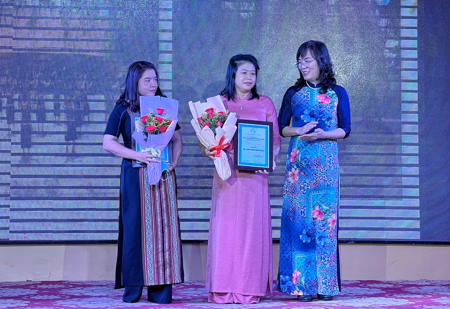 Bà Trương Thị Thu Thủy-Trưởng Ban Gia đình-Xã hội, Trung ương Hội LHPN Việt Nam trao giải nhất hội thi dân vũ cho 2 đơn vị. Ảnh: Minh Châu