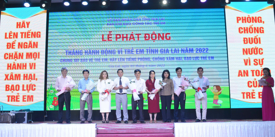 Phó Chủ tịch UBND tỉnh Hồ Phước Thành và lãnh đạo Sở LĐ-TB&XH tặng cúp và hoa cho những tập thể, cá nhân đóng góp tích cực cho Quỹ bảo trợ trẻ em năm 2021. Ảnh: Anh Huy