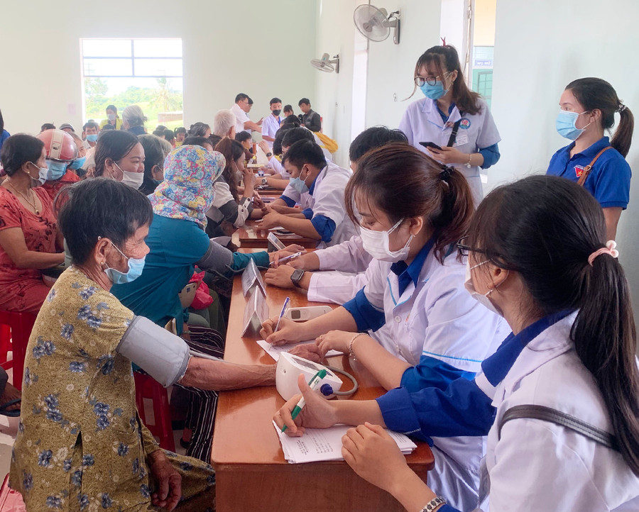 Các y-bác sĩ khám, cấp phát thuốc miễn phí cho hơn 200 lượt người dân xã Thành An (thị xã An Khê). Ảnh: Ngọc Minh Thăm khám cấp phát thuốc miễn phí cho hơn 200 lượt người dân xã Thành An (thị xã An Khê). Ảnh: Ngọc Minh