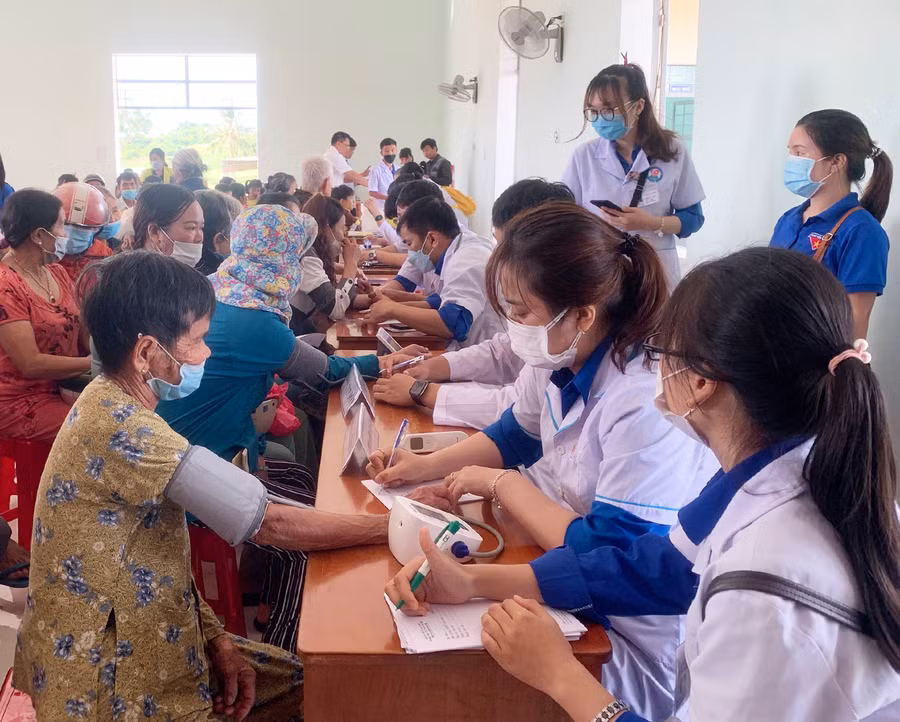  Thăm khám cấp phát thuốc miễn phí cho hơn 200 lượt người dân xã Thành An (thị xã An Khê). Ảnh: Ngọc Minh