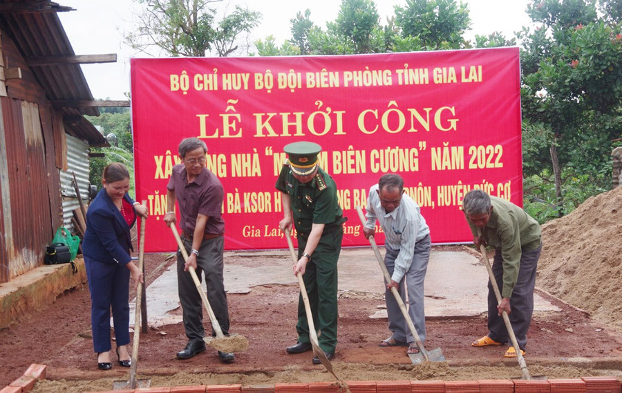  Lễ khởi công xây dựng nhà cho gia đình bà H'Yich. Ảnh: Huỳnh Hải