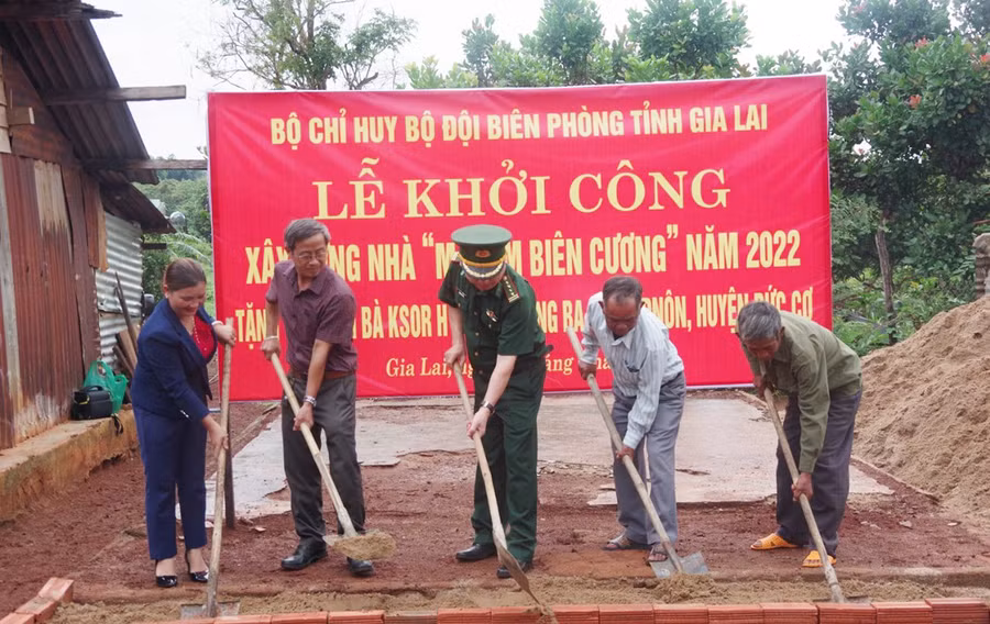  Lễ khởi công xây dựng nhà cho gia đình bà H'Yich. Ảnh: Huỳnh Hải