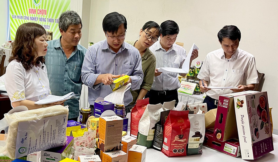 31/40 sản phẩm, bộ sản phẩm được đề cử để Hội đồng bình chọn xem xét trình UBND tỉnh ban hành quyết định công nhận sản phẩm CNNT tiêu biểu cấp tỉnh năm 2022. Ảnh: Vũ Thảo  31/40 sản phẩm, bộ sản phẩm được đề cử để Hội đồng bình chọn xem xét trình UBND tỉnh ban hành Quyết định công nhận sản phẩm CNNT tiêu biểu cấp tỉnh năm 2022. Ảnh: Vũ Thảo