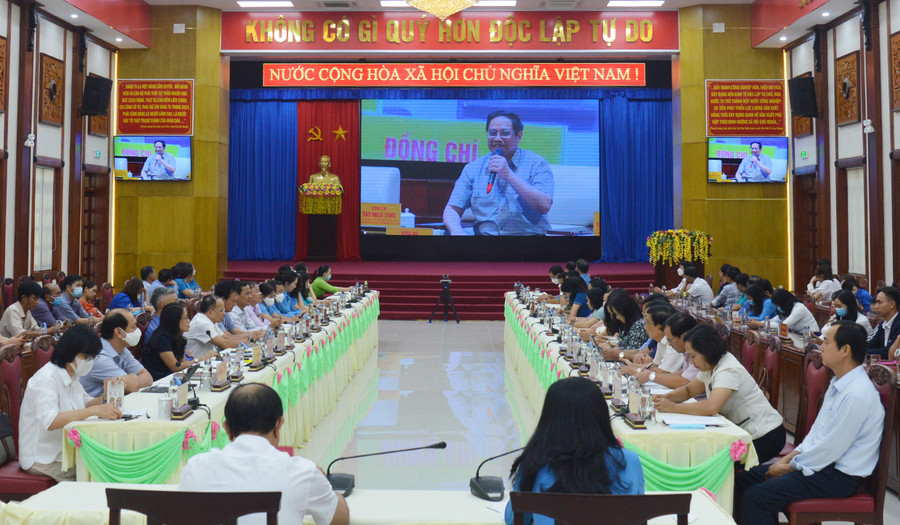 Quang cảnh hội nghị tại điểm cầu Hội trường 2-9 (TP. Pleiku). Ảnh: Anh Huy Các đại biểu tham dự tại điểm cầu Hội trường 2-9 nghe Thủ tướng giải đáp các ý kiến. Ảnh: Anh Huy