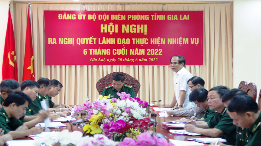 Chủ tịch UBND tỉnh Võ Ngọc Thành phát biểu tại hội nghị Đảng ủy Bộ đội Biên phòng. Ảnh: Hoàng Luân